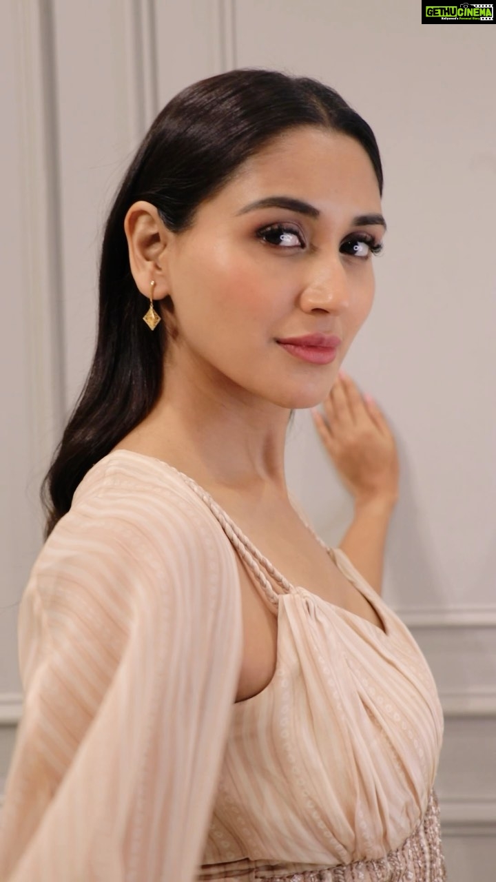 Nikita Dutta Instagram - Obsessed with these stunning earrings from Tanishq’s #StunningEveryEar collection! The intricate design is breathtaking and it complements my style perfectly. Get your hands on the latest jewelry trends this Akshay Tritiya by visiting your nearest @tanishqjewellery store. Don’t miss out on this beauty! ✨