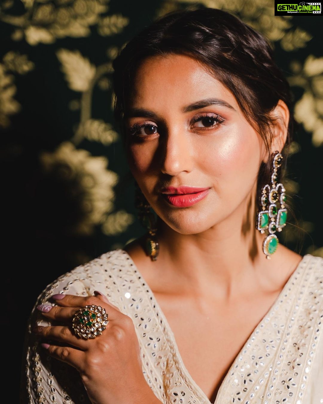 Nikita Dutta Instagram - Current mood: An Ali Sethi playlist 🎶 🤍 . . . . . HMU: @nidhiagarwalmua Styled by @vidyulaa Outfit: @kalkifashion @mintandmilkpr Jewellery: @ishhaara @ascend.rohank 📸: @manii2108