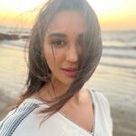 Nikita Dutta Instagram – Work vibe for Goa: 
Kaftans and sunsets 🌅 🌊 
#GoldenHour