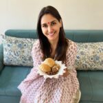Nikita Dutta Instagram - Happy ashtami! Here is some customary poori-chana-halwa. This meal is what keeps me motivated to fast for 7 days 🤓 . Jai mata di 🌸😇🙏 . . . Wearing @aachho 🤍