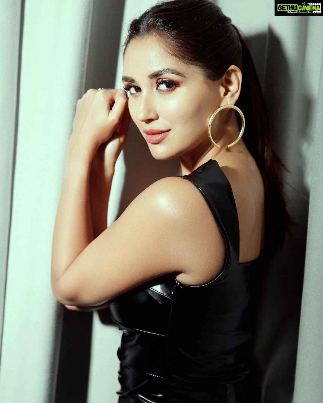 Nikita Dutta Instagram - Soul on fleek š¤ (since yesterday š) . . . . . šø: @kapilcharaniya HMU: @shalinisharmamakeupandhair @hairstylebysudha Styled by- @vidyulaa Assisted by- @yiniii_11 Outfit by - @miakee.official Jewellery by- @tipsyfly Heels by- @monrowshoes @id8mediasolutions