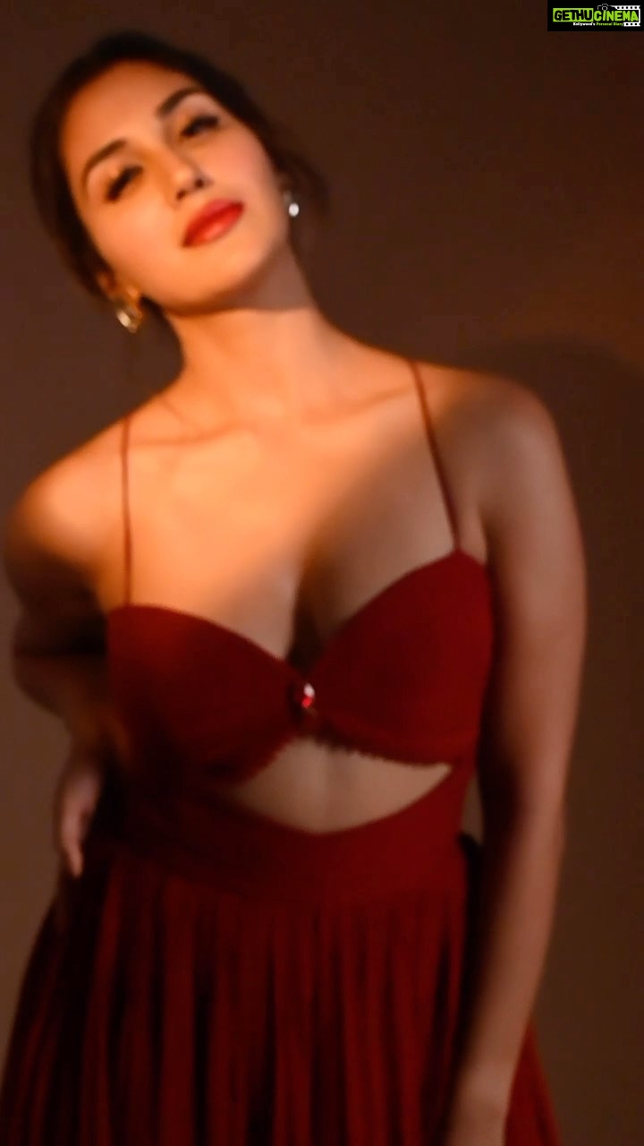 Nikita Dutta Instagram - 🌹 🥀 . . . 🎥: @ayushgoenka_