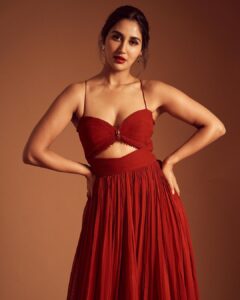Nikita Dutta Instagram - Tried bringing “💃” to life 😉
.
.
.
📸: @saurabh_sonkar
HMU: @mitavaswani 
Styled by @vidyulaa
Assisted by @she_bohemian_
Outfit: @dziinebydeepa @viralmantra
Jewellery: @voycejewellery @squbepr