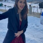 Nikita Dutta Instagram - Who needs time hop when every app is giving you a reminder of what you did on each day! This is me on this day last year 🥶🫠 Clearly survived it ! One giant cup of milky and sugary coffee before stepping out did the trick. Also remember eating the most amazing yakhni immediately after 👻 📸: @mitavaswani . . . #Throwback #Gulmarg #Kashmir #snowsnowsnow