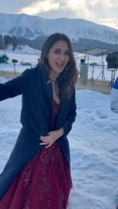 Nikita Dutta Instagram - Who needs time hop when every app is giving you a reminder of what you did on each day! This is me on this day last year 🥶🫠
Clearly survived it ! One giant cup of milky and sugary coffee before stepping out did the trick. Also remember eating the most amazing yakhni immediately after 👻
📸: @mitavaswani 
.
.
.
#Throwback #Gulmarg #Kashmir #snowsnowsnow