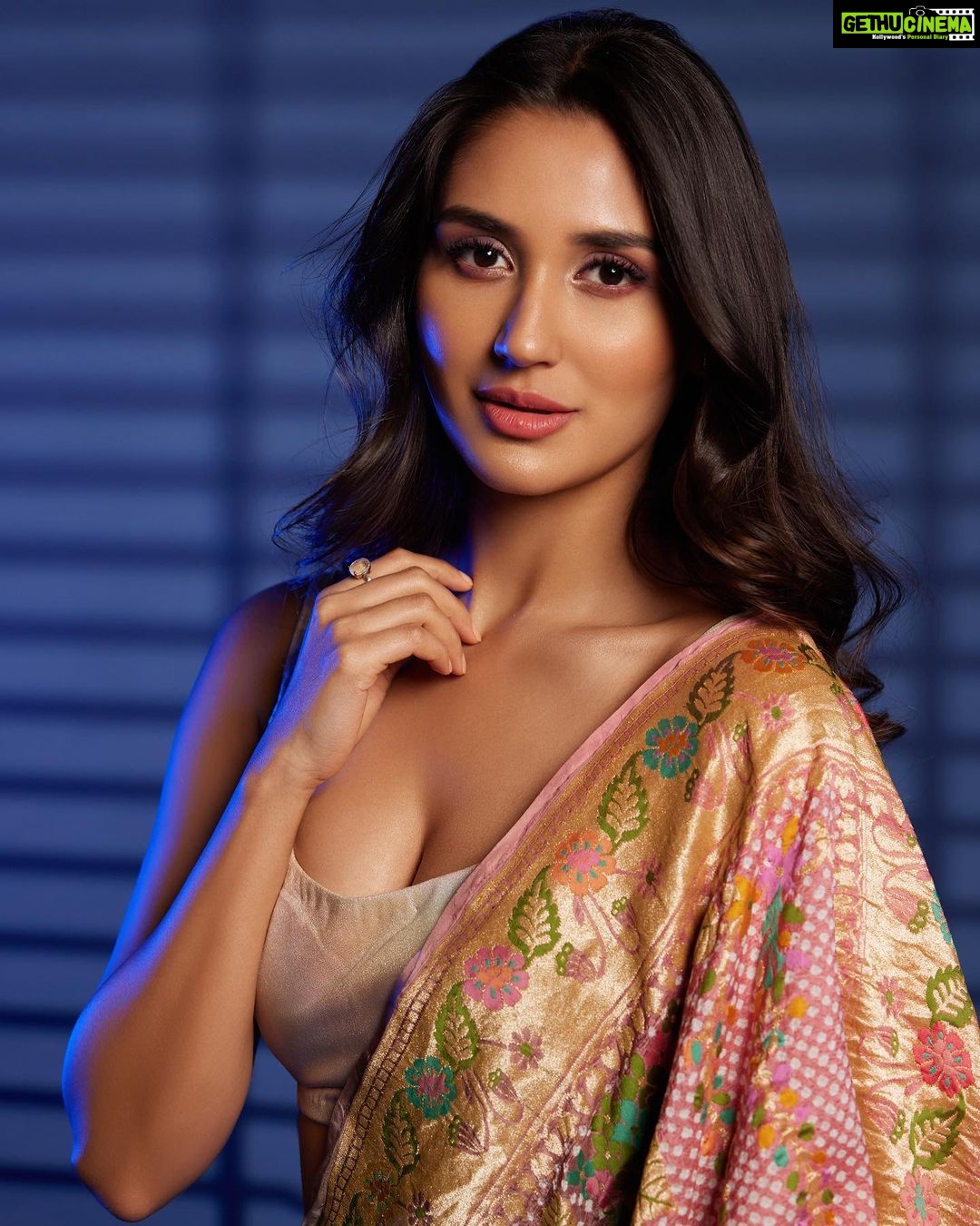 Nikita Dutta Instagram - Got wrapped in some flower power 💐 🥰 . . . For @fablookmagazine Editor & Founder @milliarora7777 @ankkit.chadha2222 Saree from @bandhanitraditionbyahasan Styled by @milliarora7777 Assisted by @styled_by_tanisha Mua @dishisanghvii Hair @amuthevar Shot by @tanvivoraphotography