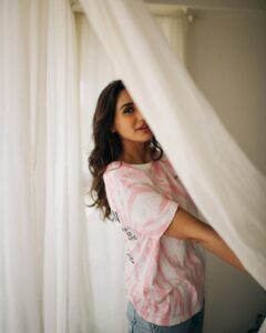 Nikita Dutta Instagram - Still moving with love, just practising more discernment 🩷🤍🩵
.
.
.
.
.
📸: @bharat_rawail 
HMU: @dellsi.mody @hairstylebysudha 
Styled by @jinalpnagda
Bling @also.in