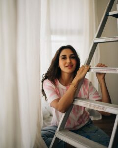 Nikita Dutta Instagram - Still moving with love, just practising more discernment 🩷🤍🩵
.
.
.
.
.
📸: @bharat_rawail 
HMU: @dellsi.mody @hairstylebysudha 
Styled by @jinalpnagda
Bling @also.in