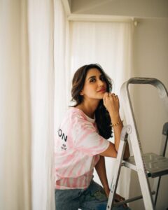 Nikita Dutta Instagram - Still moving with love, just practising more discernment 🩷🤍🩵
.
.
.
.
.
📸: @bharat_rawail 
HMU: @dellsi.mody @hairstylebysudha 
Styled by @jinalpnagda
Bling @also.in