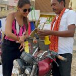 Nikita Dutta Instagram – मुस्कुराइए आप लखनऊ में है। 🩷🩵🤍 
.
.
.
.
📸 @kavitadasofficial
