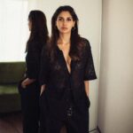 Nikita Dutta Instagram – In the process of mastering the art of betraying emotions with eyes 
🖤🖤
.
.
📸 @bharat_rawail