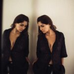 Nikita Dutta Instagram – In the process of mastering the art of betraying emotions with eyes 
🖤🖤
.
.
📸 @bharat_rawail