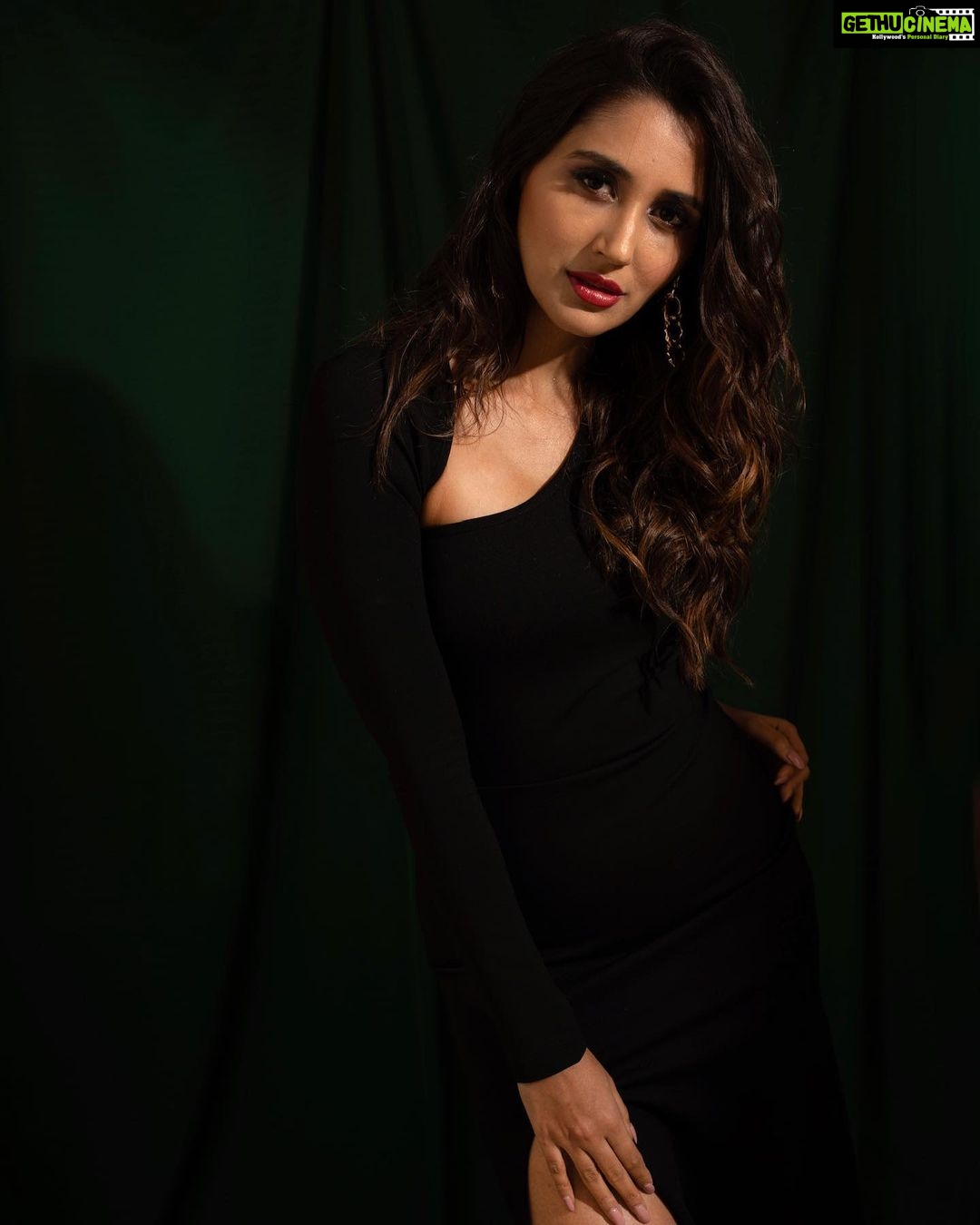 Nikita Dutta Instagram - Unpopular opinion: black is a happy colour ♠️🖤 . . 📸: @palashsverma Styled by @jaferalimunshi Assisted by @somyaaa.23 Outfit @bout_to_wear Footwear @monrowshoes Make up: @hairandmakeupbypinks Hair: @hairstylebysudha