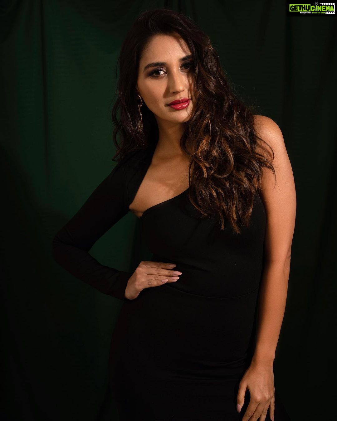 Nikita Dutta Instagram - Unpopular opinion: black is a happy colour ♠️🖤 . . 📸: @palashsverma Styled by @jaferalimunshi Assisted by @somyaaa.23 Outfit @bout_to_wear Footwear @monrowshoes Make up: @hairandmakeupbypinks Hair: @hairstylebysudha