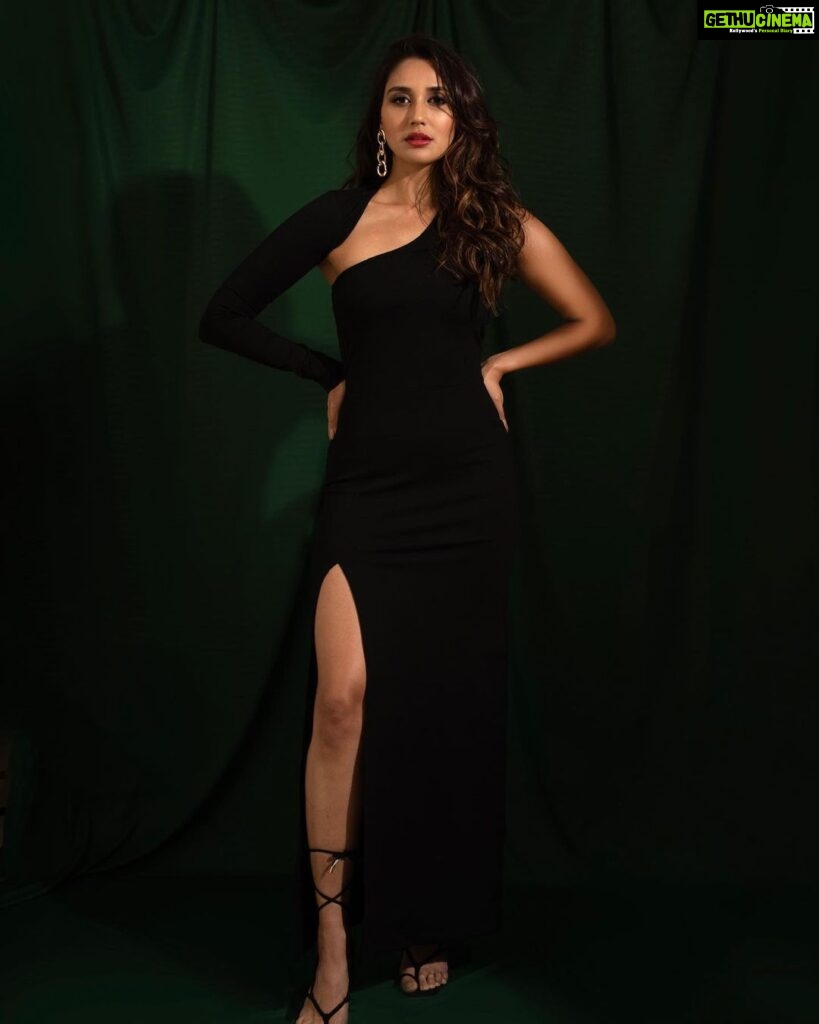 Nikita Dutta Instagram - Unpopular opinion: black is a happy colour ♠️🖤 . . 📸: @palashsverma Styled by @jaferalimunshi Assisted by @somyaaa.23 Outfit @bout_to_wear Footwear @monrowshoes Make up: @hairandmakeupbypinks Hair: @hairstylebysudha
