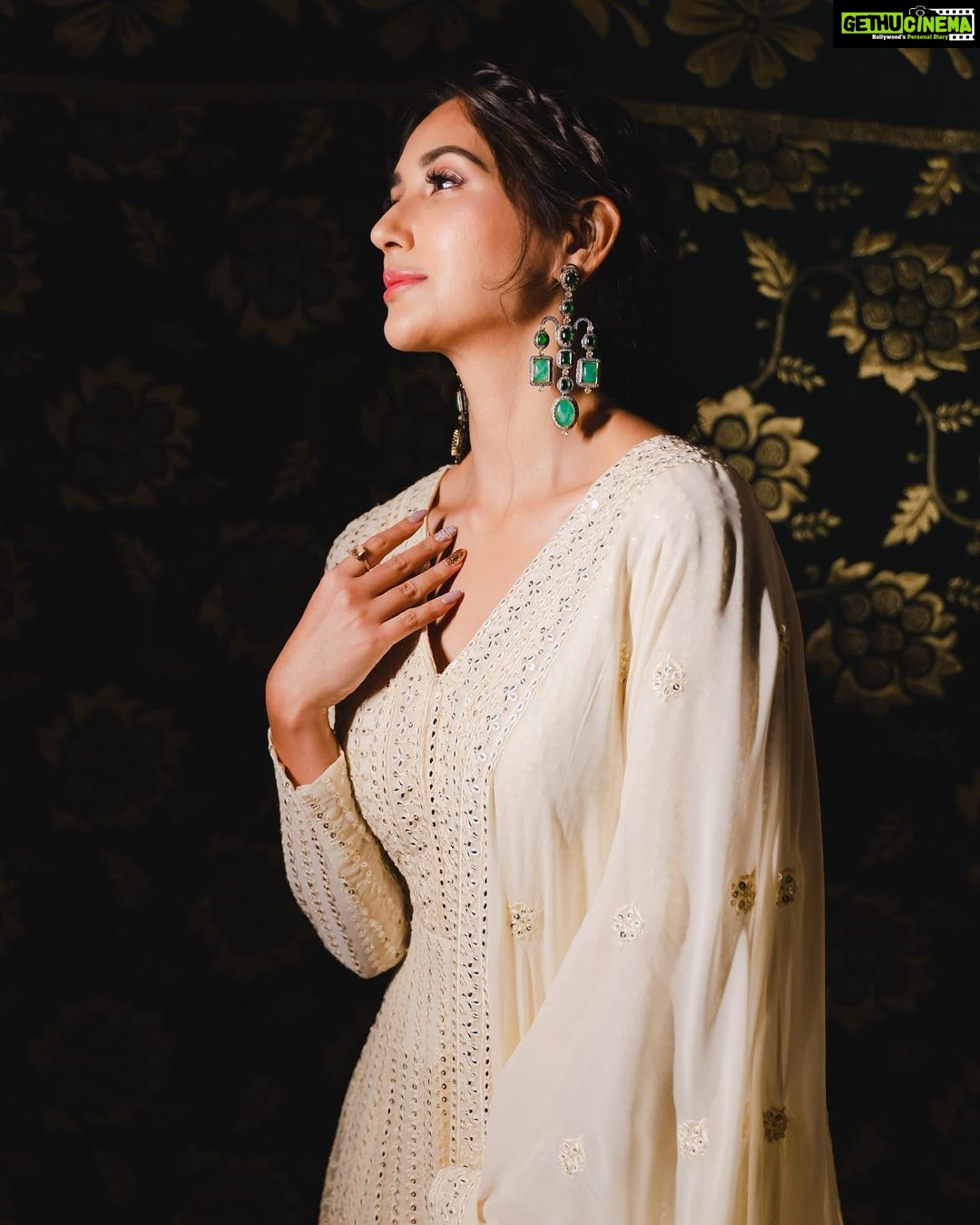 Nikita Dutta Instagram - Current mood: An Ali Sethi playlist 🎶 🤍 . . . . . HMU: @nidhiagarwalmua Styled by @vidyulaa Outfit: @kalkifashion @mintandmilkpr Jewellery: @ishhaara @ascend.rohank 📸: @manii2108