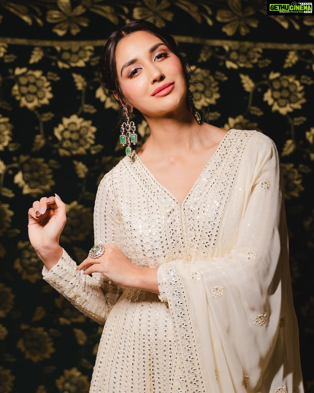 Nikita Dutta Instagram - Current mood: An Ali Sethi playlist 🎶 🤍 . . . . . HMU: @nidhiagarwalmua Styled by @vidyulaa Outfit: @kalkifashion @mintandmilkpr Jewellery: @ishhaara @ascend.rohank 📸: @manii2108