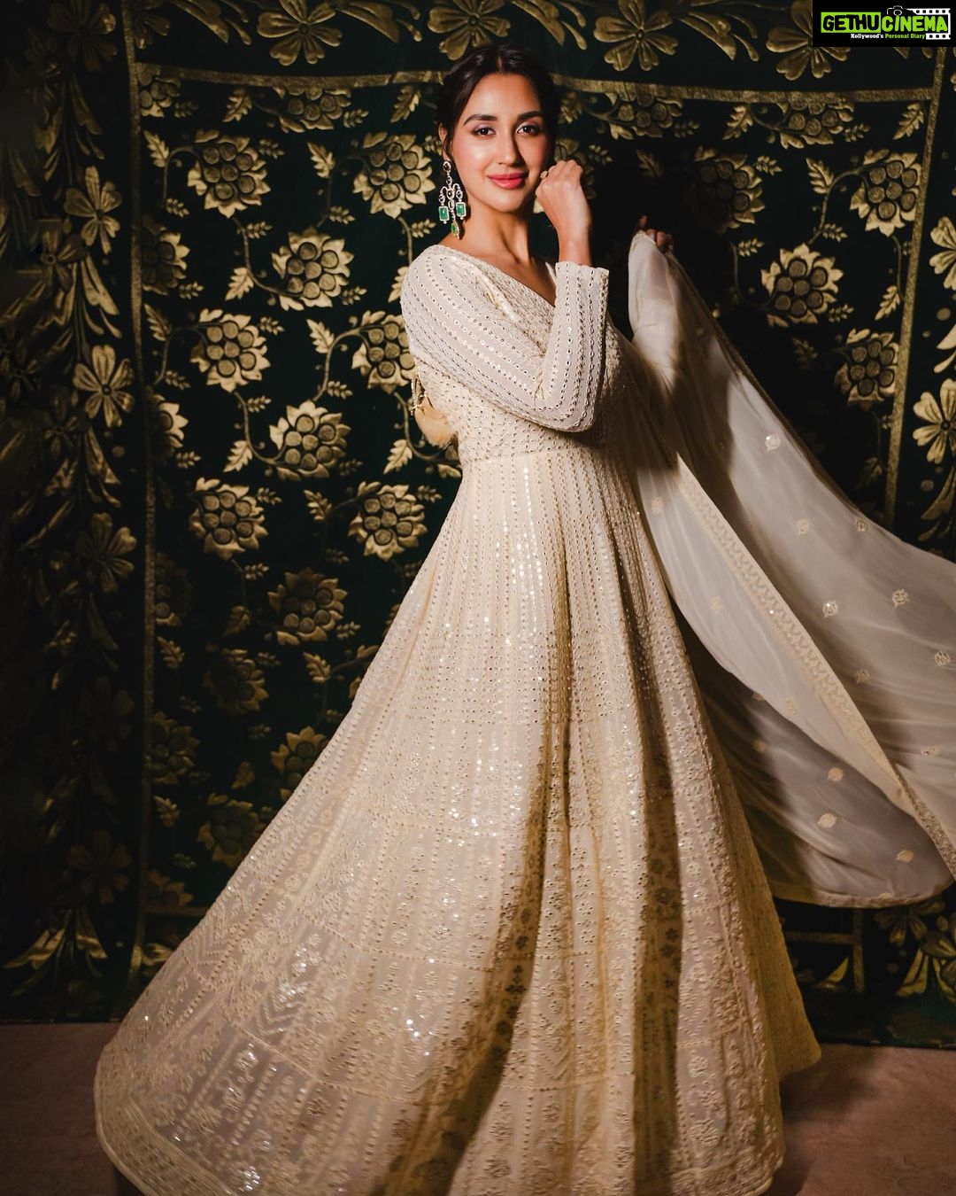 Nikita Dutta Instagram - Current mood: An Ali Sethi playlist 🎶 🤍 . . . . . HMU: @nidhiagarwalmua Styled by @vidyulaa Outfit: @kalkifashion @mintandmilkpr Jewellery: @ishhaara @ascend.rohank 📸: @manii2108