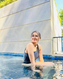 Nikita Dutta Instagram - Soak-stretch-dip-repeat. ☀️🖤 
.
.
.
Wearing: @angelcroshet_swimwear