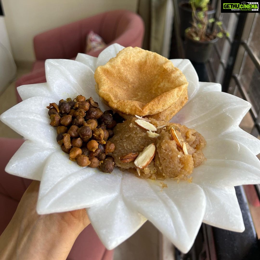 Nikita Dutta Instagram - Happy ashtami! Here is some customary poori-chana-halwa. This meal is what keeps me motivated to fast for 7 days π€ . Jai mata di πΈππ . . . Wearing @aachho π€