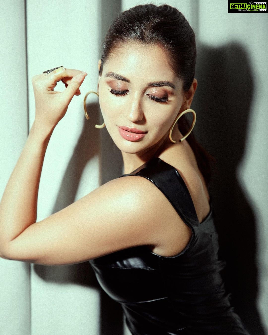 Nikita Dutta Instagram - “You should know, I’m a better shot when I’m pissed off.” — Natasha Romanoff 😉🖤