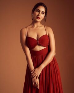 Nikita Dutta Instagram - Tried bringing “💃” to life 😉
.
.
.
📸: @saurabh_sonkar
HMU: @mitavaswani 
Styled by @vidyulaa
Assisted by @she_bohemian_
Outfit: @dziinebydeepa @viralmantra
Jewellery: @voycejewellery @squbepr