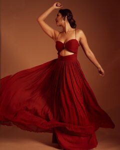 Nikita Dutta Instagram - Tried bringing “💃” to life 😉
.
.
.
📸: @saurabh_sonkar
HMU: @mitavaswani 
Styled by @vidyulaa
Assisted by @she_bohemian_
Outfit: @dziinebydeepa @viralmantra
Jewellery: @voycejewellery @squbepr