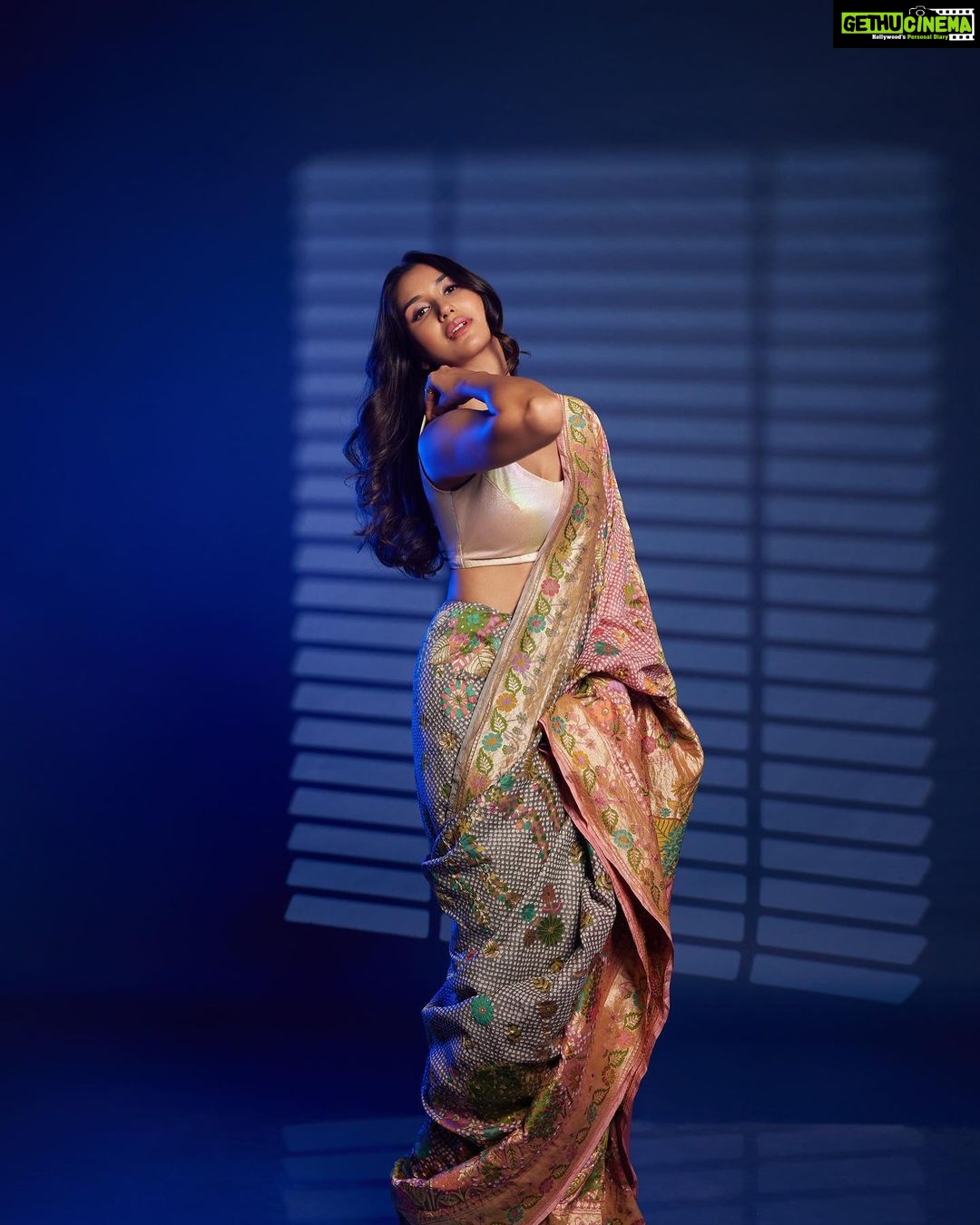 Nikita Dutta Instagram - Got wrapped in some flower power 💐 🥰 . . . For @fablookmagazine Editor & Founder @milliarora7777 @ankkit.chadha2222 Saree from @bandhanitraditionbyahasan Styled by @milliarora7777 Assisted by @styled_by_tanisha Mua @dishisanghvii Hair @amuthevar Shot by @tanvivoraphotography