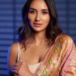 Nikita Dutta Instagram - Got wrapped in some flower power 💐 🥰 . . . For @fablookmagazine Editor & Founder @milliarora7777 @ankkit.chadha2222 Saree from @bandhanitraditionbyahasan Styled by @milliarora7777 Assisted by @styled_by_tanisha Mua @dishisanghvii Hair @amuthevar Shot by @tanvivoraphotography