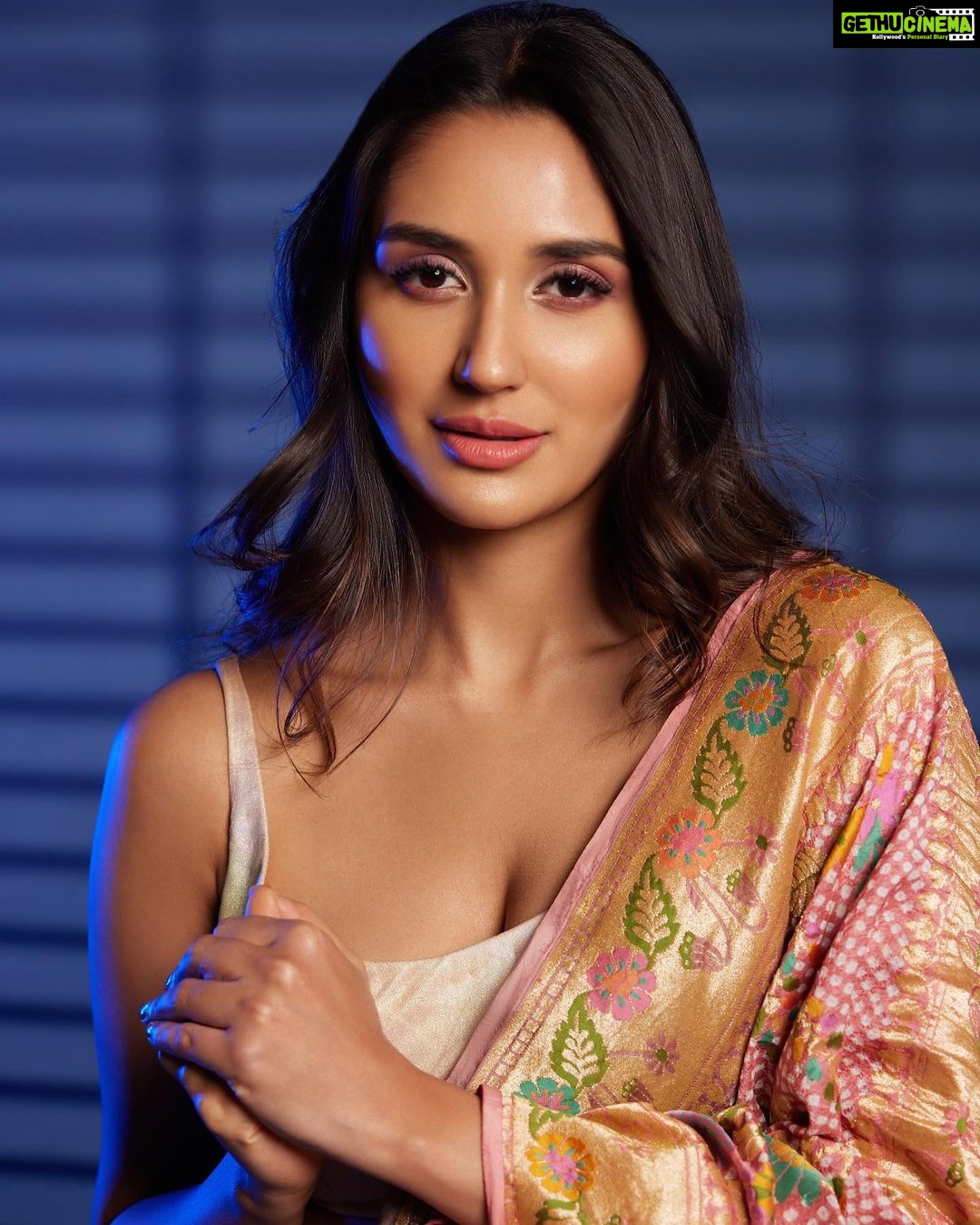 Nikita Dutta Instagram - Got wrapped in some flower power 💐 🥰 . . . For @fablookmagazine Editor & Founder @milliarora7777 @ankkit.chadha2222 Saree from @bandhanitraditionbyahasan Styled by @milliarora7777 Assisted by @styled_by_tanisha Mua @dishisanghvii Hair @amuthevar Shot by @tanvivoraphotography