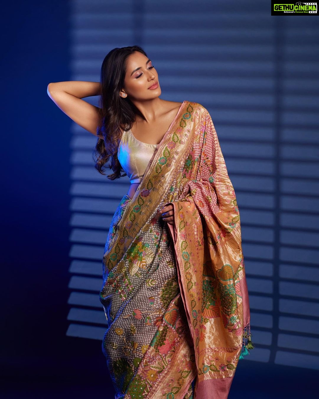 Nikita Dutta Instagram - Got wrapped in some flower power 💐 🥰 . . . For @fablookmagazine Editor & Founder @milliarora7777 @ankkit.chadha2222 Saree from @bandhanitraditionbyahasan Styled by @milliarora7777 Assisted by @styled_by_tanisha Mua @dishisanghvii Hair @amuthevar Shot by @tanvivoraphotography