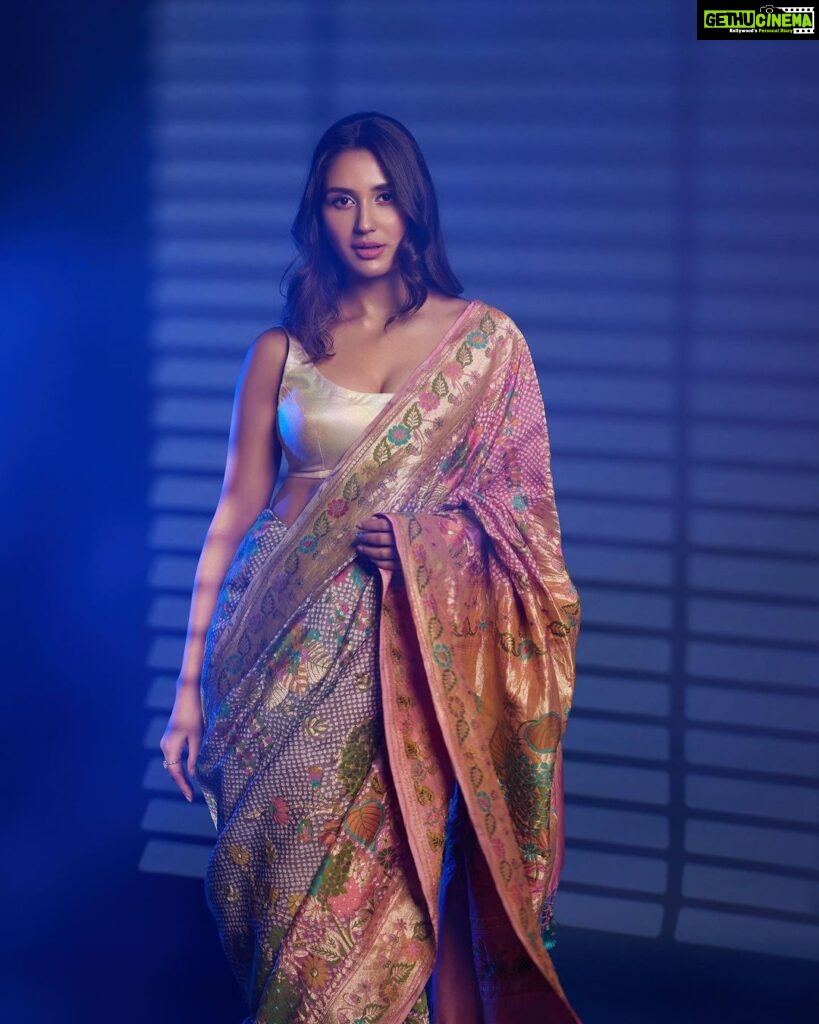 Nikita Dutta Instagram - Got wrapped in some flower power 💐 🥰 . . . For @fablookmagazine Editor & Founder @milliarora7777 @ankkit.chadha2222 Saree from @bandhanitraditionbyahasan Styled by @milliarora7777 Assisted by @styled_by_tanisha Mua @dishisanghvii Hair @amuthevar Shot by @tanvivoraphotography