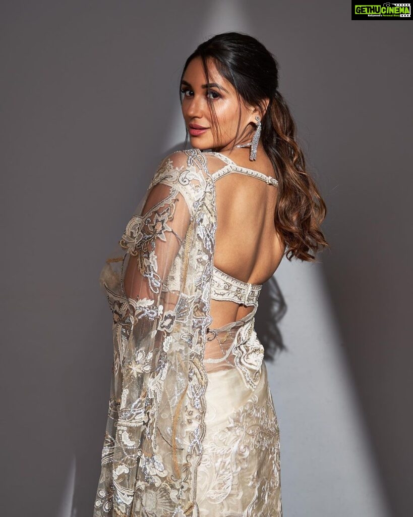 Nikita Dutta Instagram - Brought out some white To coordinate with the moon light. 🤍 . . . 📸 : @saurabh_sonkar Styled by @vidyulaa Outfit: @geishadesigns Earrings: @goldenwindow @ascend.rohank HMU: @hridadeepakmakeupandhair