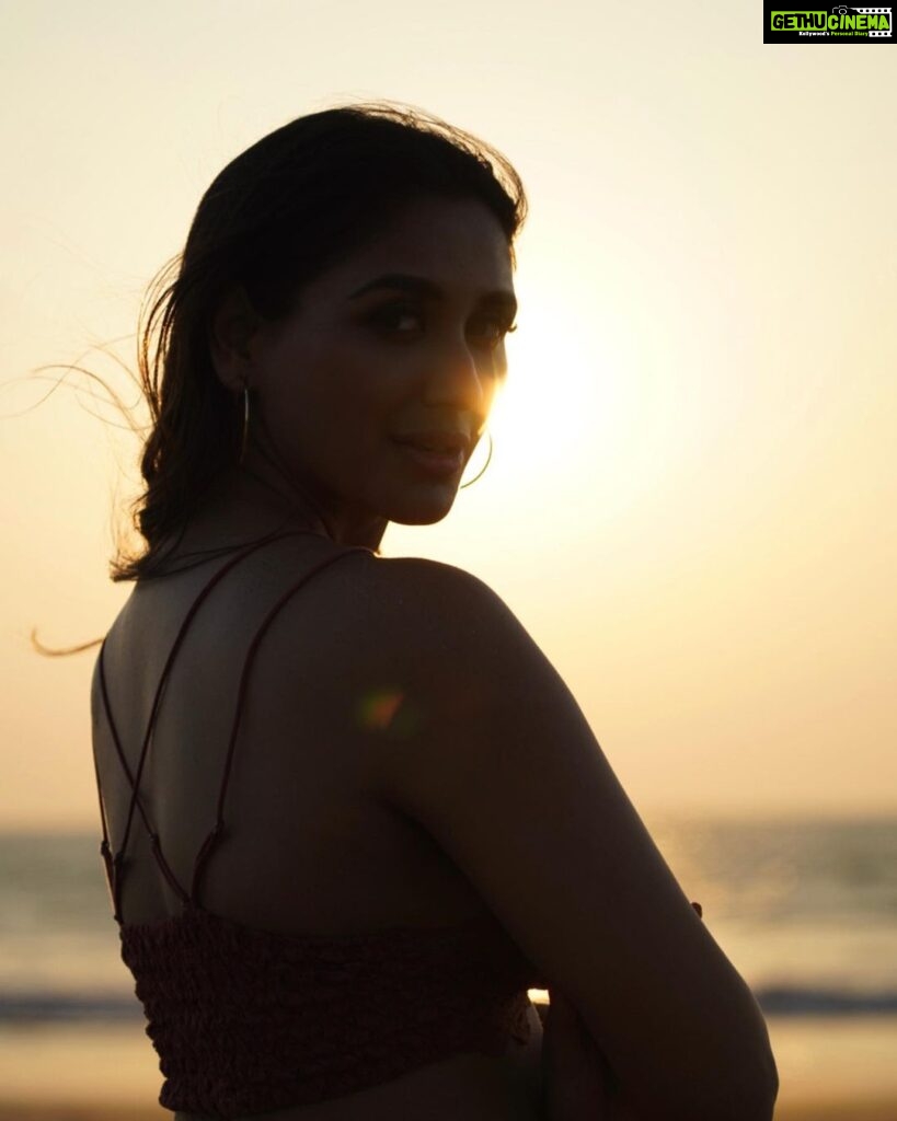 Nikita Dutta Instagram - Always thought I was purely a sunrise person. This month has been about loving the sunsets more. 🧡💛 . . 📸 @mihirr_salvii . . #Sunset #GoldenHour #ByTheSea Guhagar Beach