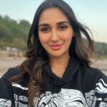 Nikita Dutta Instagram – Swipe to see a view I have been obsessed with. 
🌊 🌅.
.
.
#IncredibleMaharashtra #Konkan #Sunset #PalshetBeach #GharatGanpati Palshet Beach