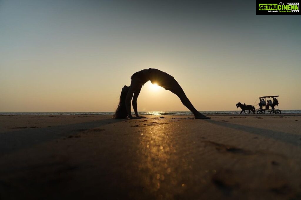 Nikita Dutta Instagram - Wearing gratitude and taking some light from the setting sun. 🌅 🌊 🧘‍♀️ 🌸 . . . . . #Sunset #Yoga #ChakraAsana #BackBends #wheelposevariation #UtthitaHastaPadangusthasana #YogaByTheBeach #Stretch #Photography Palshet Beach