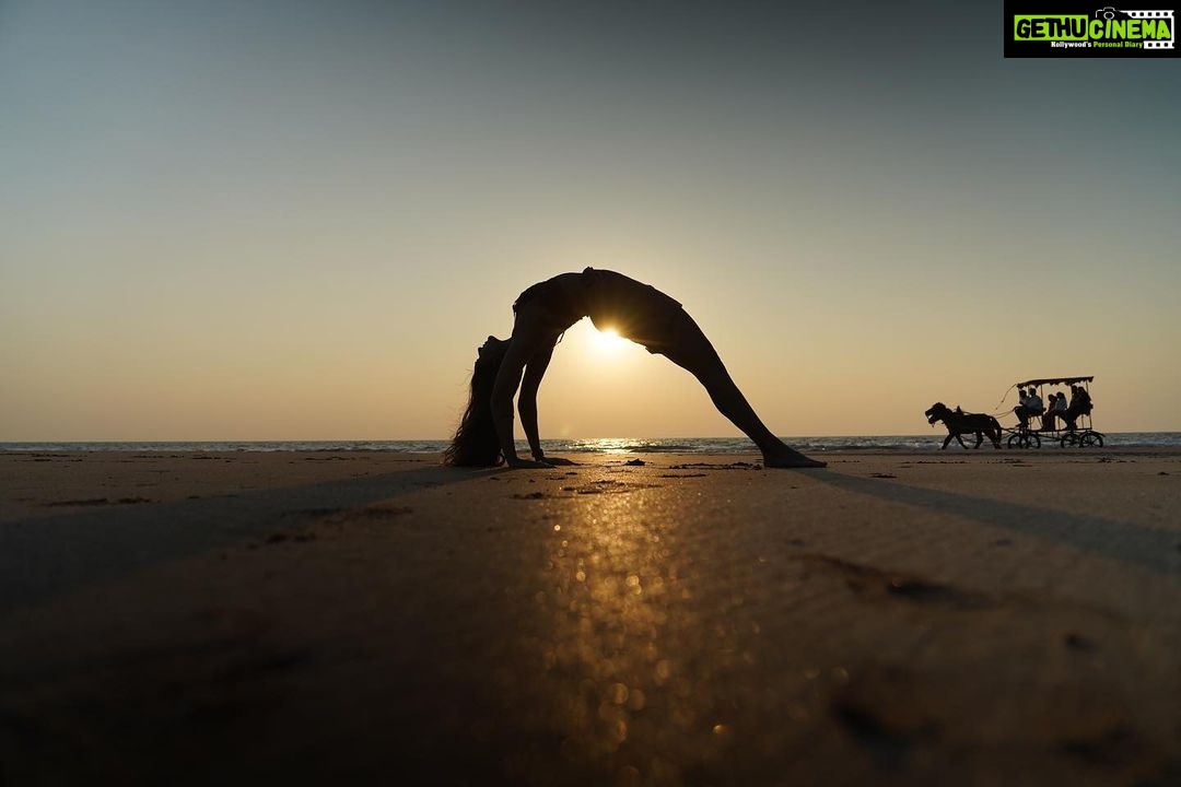 Nikita Dutta Instagram - Wearing gratitude and taking some light from the setting sun. š
š š§āāļø šø . . . . . #Sunset #Yoga #ChakraAsana #BackBends #wheelposevariation #UtthitaHastaPadangusthasana #YogaByTheBeach #Stretch #Photography Palshet Beach