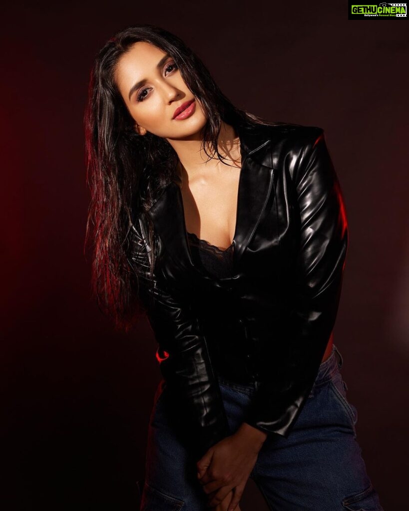 Nikita Dutta Instagram - 🖤 👄 🖤 A little bit of leather For every weather . . . For @fablookmagazine Editor & Founder @milliarora7777 @ankkit.chadha2222 Jacket from @shaberryofficial Styled by @milliarora7777 Mua @dishisanghvii Hair @amuthevar Shot by @tanvivoraphotography