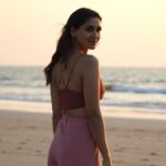 Nikita Dutta Instagram – Always thought I was purely a sunrise person. This month has been about loving the sunsets more. 🧡💛
.
.
📸 @mihirr_salvii 
.
.
#Sunset #GoldenHour #ByTheSea Guhagar Beach