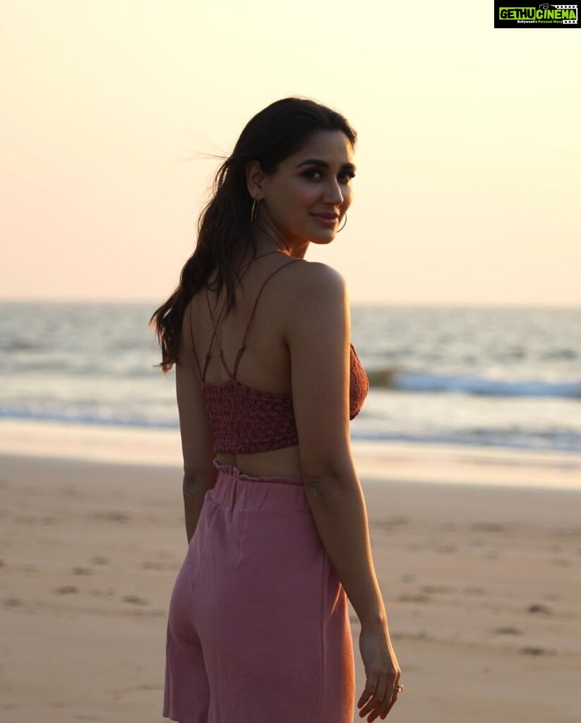 Nikita Dutta Instagram - Always thought I was purely a sunrise person. This month has been about loving the sunsets more. 🧡💛 . . 📸 @mihirr_salvii . . #Sunset #GoldenHour #ByTheSea Guhagar Beach