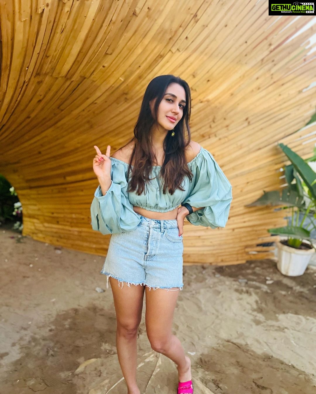 Nikita Dutta Instagram - The Friyay it was! 🏖 🌅 🥂 🥘 . . . Outfit: @shubhshreestudios @jaferalimunshi