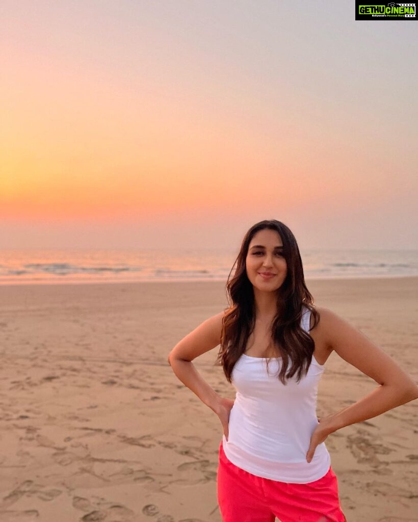 Nikita Dutta Instagram - Day 41: With a wrap for this schedule, my romance with pretty sunsets by the sea also comes to an end. I shall miss you Konkan. 🥲💕🌸 . . 📸: @bandy_stylebox . . #GharatGanpati #Konkan #IncredibleMaharashtra #ArabianSea #Sunsets #Guhagar #Palshet Guhagar Beach