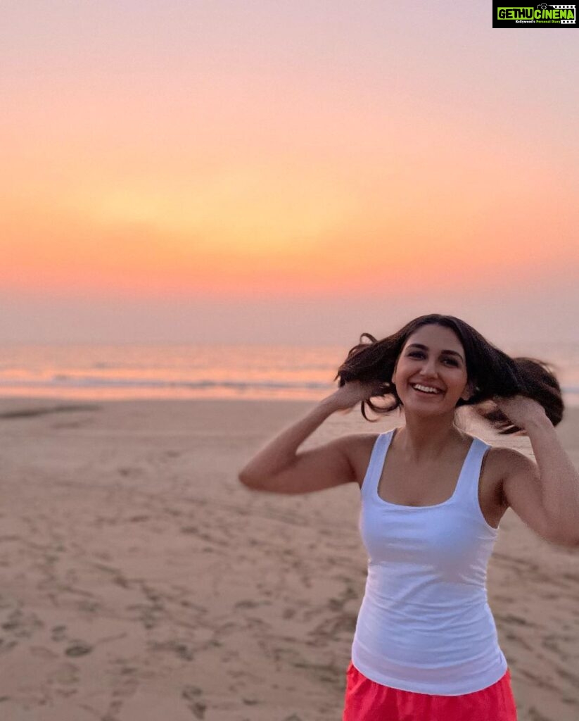 Nikita Dutta Instagram - Day 41: With a wrap for this schedule, my romance with pretty sunsets by the sea also comes to an end. I shall miss you Konkan. 🥲💕🌸 . . 📸: @bandy_stylebox . . #GharatGanpati #Konkan #IncredibleMaharashtra #ArabianSea #Sunsets #Guhagar #Palshet Guhagar Beach