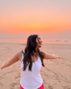 Nikita Dutta Instagram - Day 41: With a wrap for this schedule, my romance with pretty sunsets by the sea also comes to an end. I shall miss you Konkan. 🥲💕🌸 . . 📸: @bandy_stylebox . . #GharatGanpati #Konkan #IncredibleMaharashtra #ArabianSea #Sunsets #Guhagar #Palshet Guhagar Beach