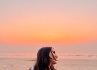 Nikita Dutta Instagram - Day 41: With a wrap for this schedule, my romance with pretty sunsets by the sea also comes to an end. I shall miss you Konkan. 🥲💕🌸 . . 📸: @bandy_stylebox . . #GharatGanpati #Konkan #IncredibleMaharashtra #ArabianSea #Sunsets #Guhagar #Palshet Guhagar Beach