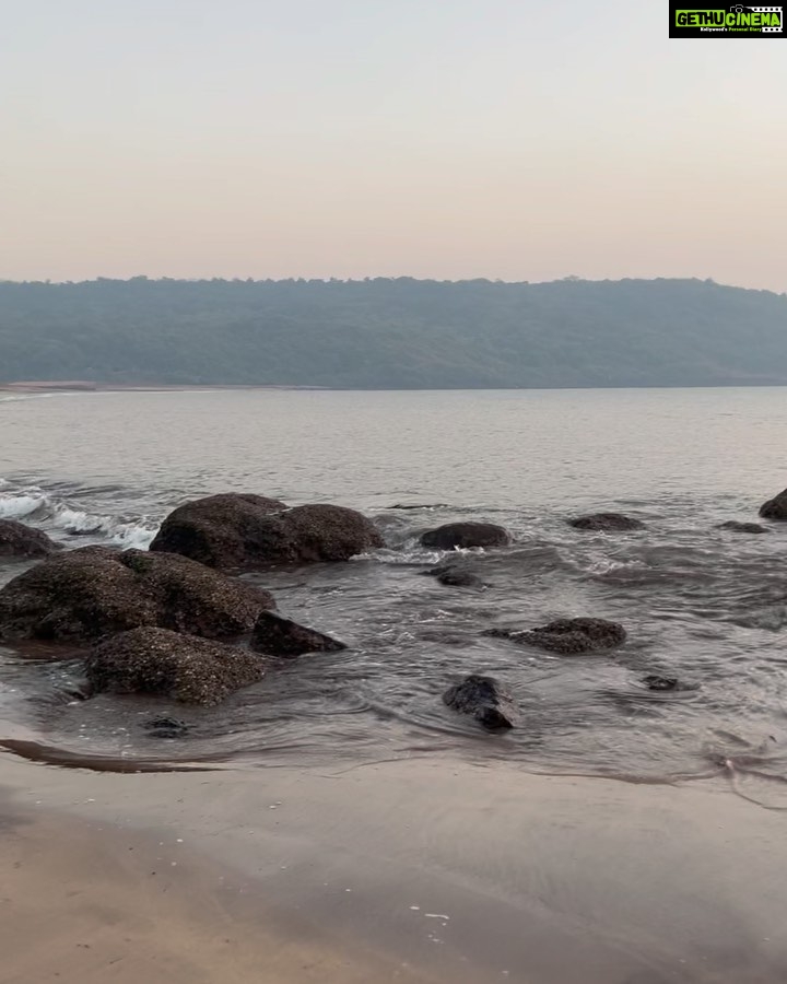 Nikita Dutta Instagram - Swipe to see a view I have been obsessed with. 🌊 🌅. . . #IncredibleMaharashtra #Konkan #Sunset #PalshetBeach #GharatGanpati Palshet Beach