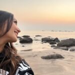 Nikita Dutta Instagram – Swipe to see a view I have been obsessed with. 
🌊 🌅.
.
.
#IncredibleMaharashtra #Konkan #Sunset #PalshetBeach #GharatGanpati Palshet Beach