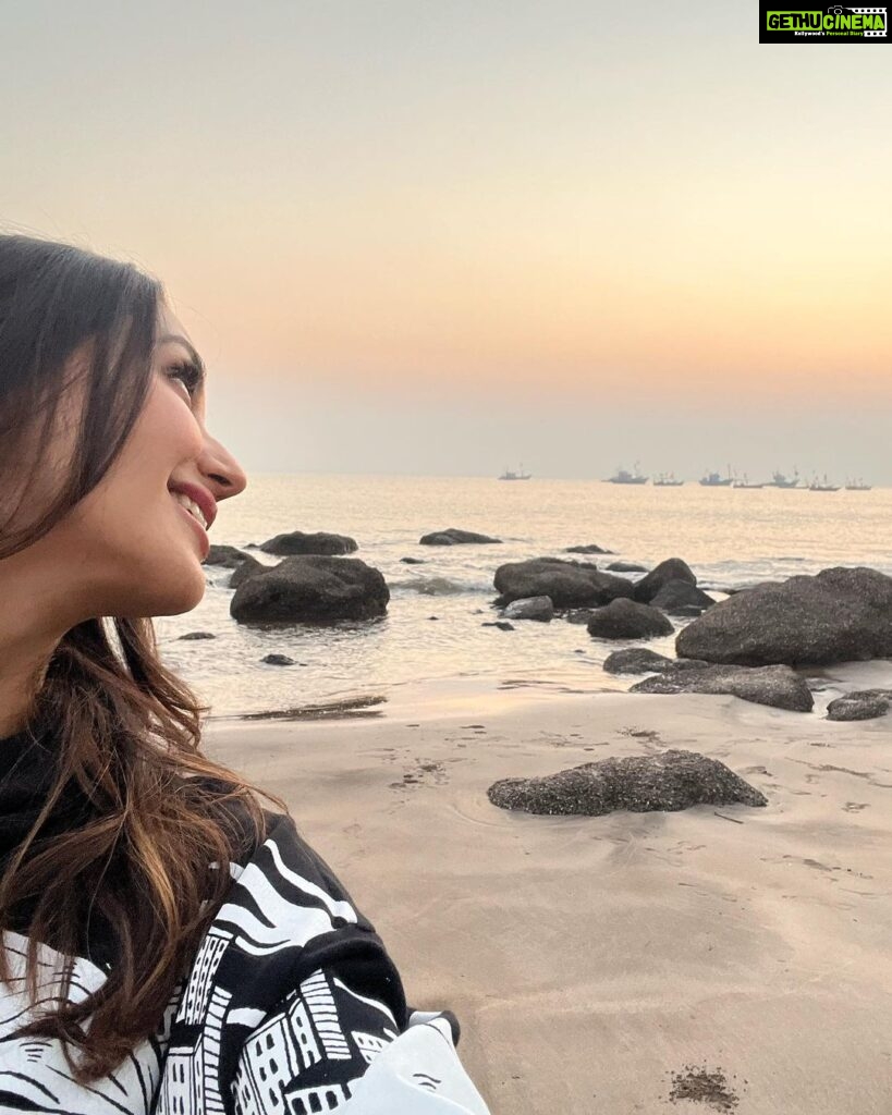Nikita Dutta Instagram - Swipe to see a view I have been obsessed with. 🌊 🌅. . . #IncredibleMaharashtra #Konkan #Sunset #PalshetBeach #GharatGanpati Palshet Beach