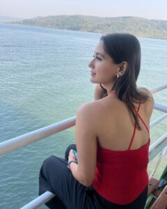 Nikita Dutta Instagram - #PhotoDump Title: got some free time while shooting in a pretty place 👻🦄 . . . #GharatGanpati #IncredibleMaharashtra #ArabianSea #Ratnagiri #Konkan #Sunset