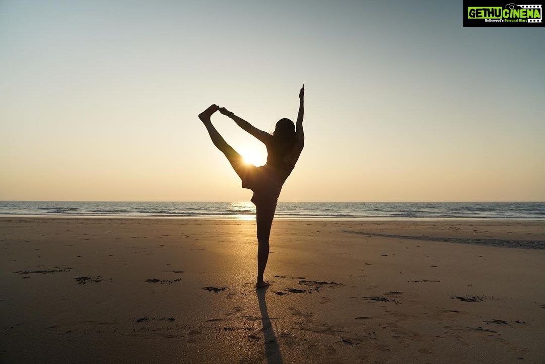 Nikita Dutta Instagram - Wearing gratitude and taking some light from the setting sun. š
š š§āāļø šø . . . . . #Sunset #Yoga #ChakraAsana #BackBends #wheelposevariation #UtthitaHastaPadangusthasana #YogaByTheBeach #Stretch #Photography Palshet Beach